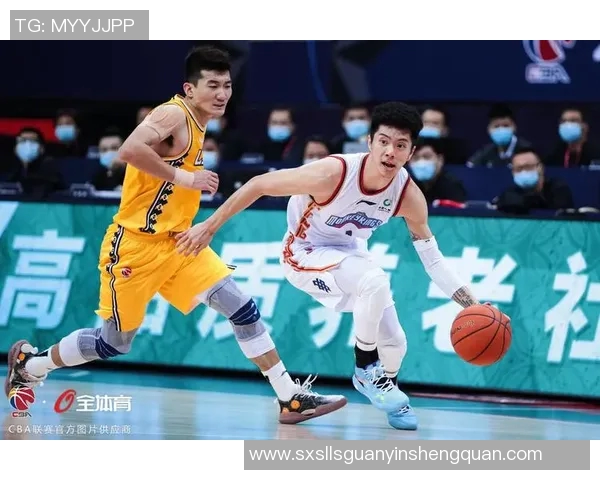 南京篮球队在邀请赛中以76分稳居积分榜首位展现强劲实力