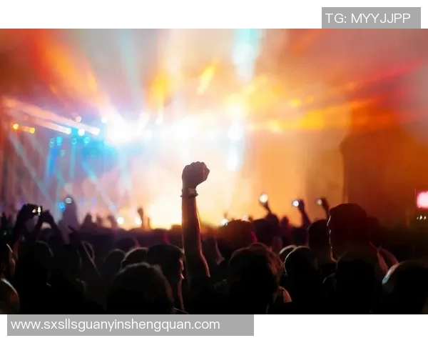 日本足球宝贝激情四溢现场脱衣秀引发热议观众疯狂欢呼